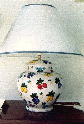 Ceramiche d-Arte di Albisola - Lampada in maiolica decorata con fiori e frutta stilizzata. Più paralume fatto a mano di cm. 45 x 30 x 70